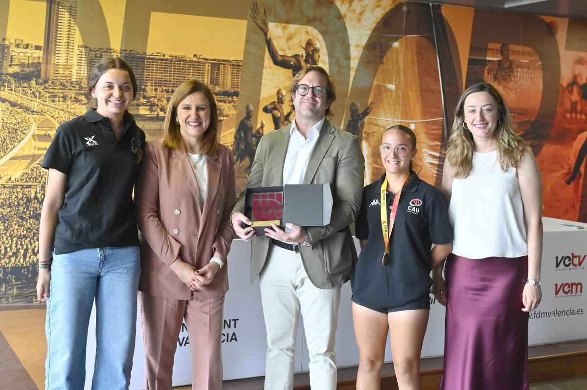 La alcaldesa de Valencia recibe al CAU Rugby València Femenino M17 La alcaldesa de Valencia recibe al CAU Rugby València Femenino M17