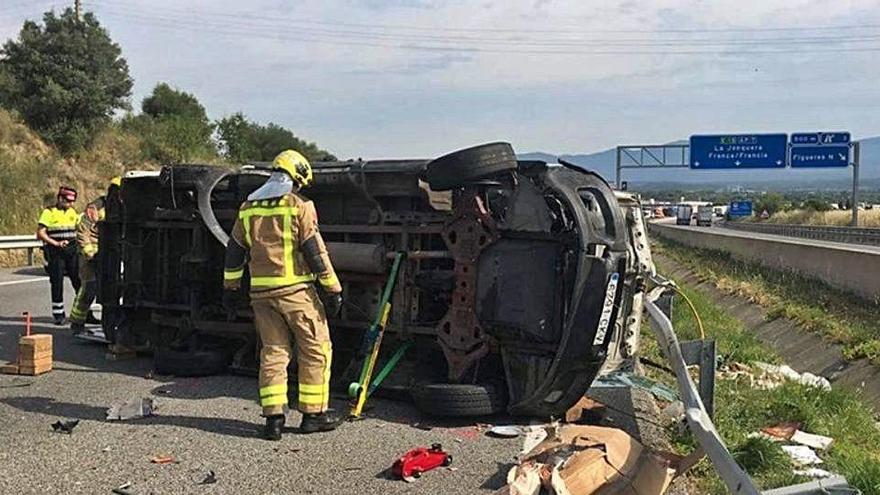 Un cotxe bolcat a l&#039;autopista AP-7 al seu pas per Llers, el juny de l&#039;any passat.