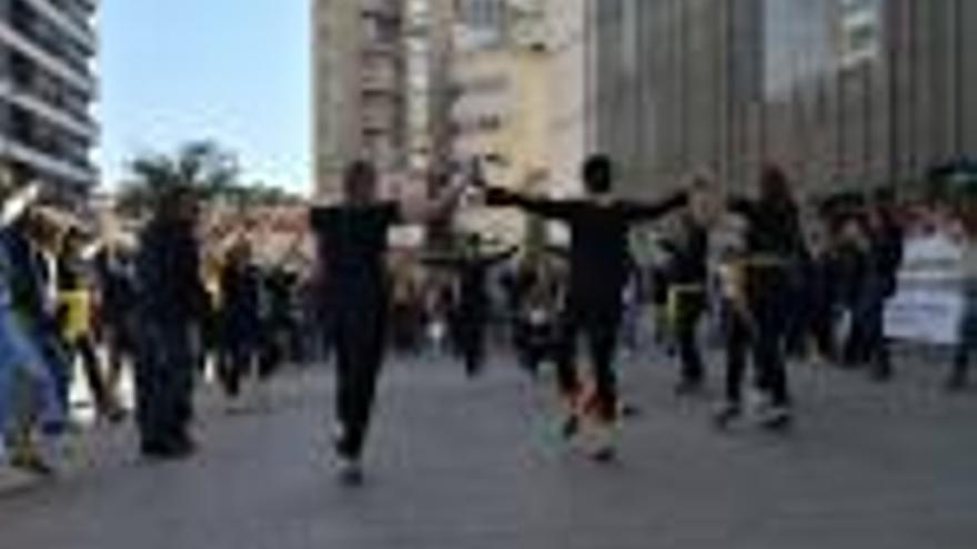 Treballadors de la Generalitat a Girona ballen una sardana per reclamar l&#039;alliberament dels presos.