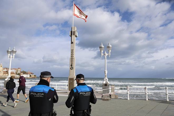 La alerta roja por temporal en Gijón, en imágenes