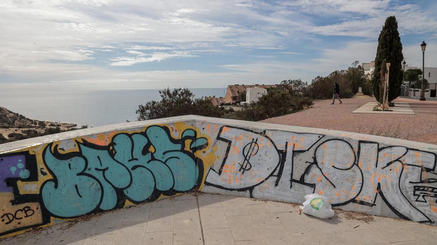 Vandalismo en el reloj solar y el acceso a cala Cantalar en el Cabo de las Huertas