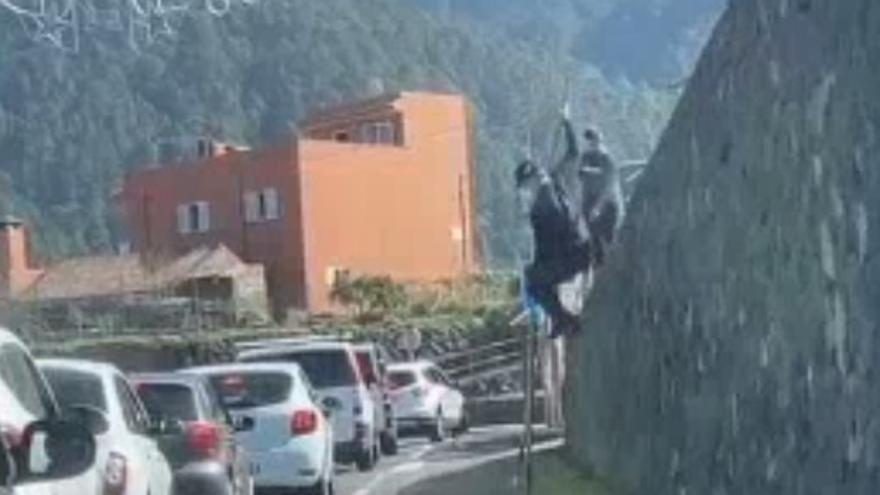 Clases de salto del pastor en las colas para ver la nieve en El Teide