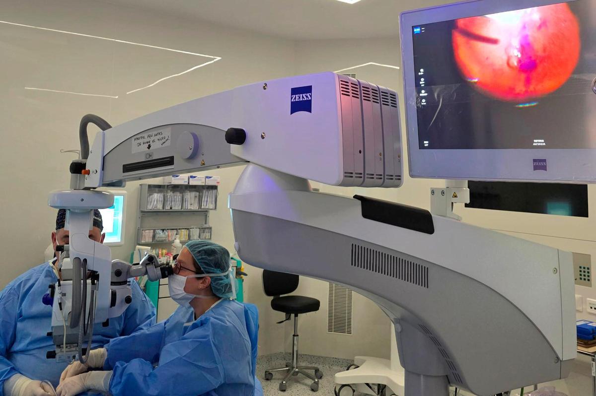 Dos professionals mèdics de l'hospital de Blanes operen un pacient de retina.