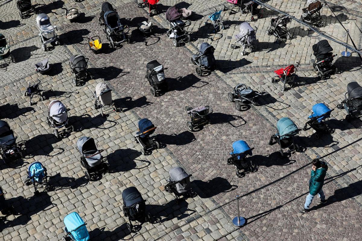 Carritos infantiles simbólicos de los niños fallecidos en el conflicto de Ucrania.