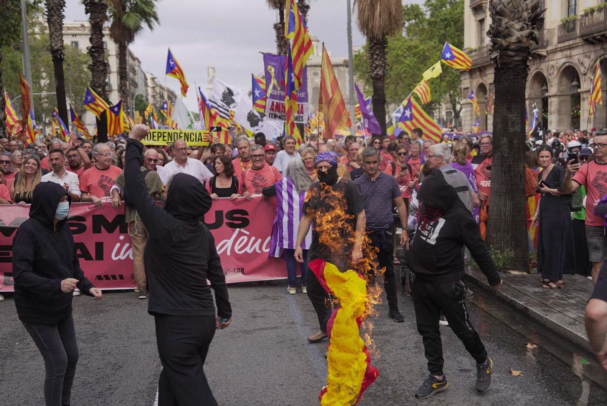 El independentismo llama a desobedecer la sentencia sobre el catalán en la manifestación menos concurrida desde 2012 El independentismo llama a desobedecer la sentencia sobre el catalán en la manifestación menos concurrida desde 2012
