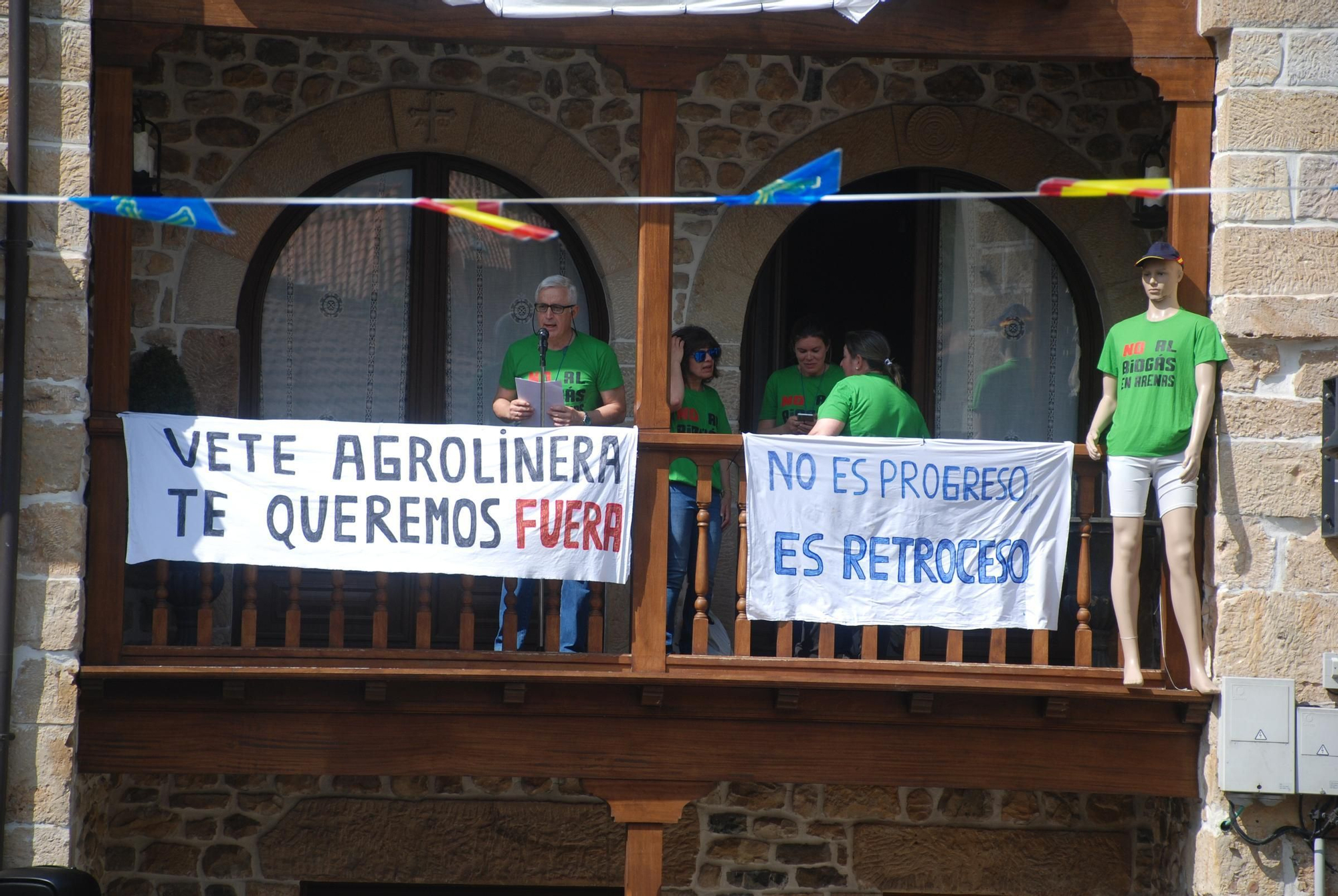 Manifestación contra la planta de biogás en Arenas de Cabrales