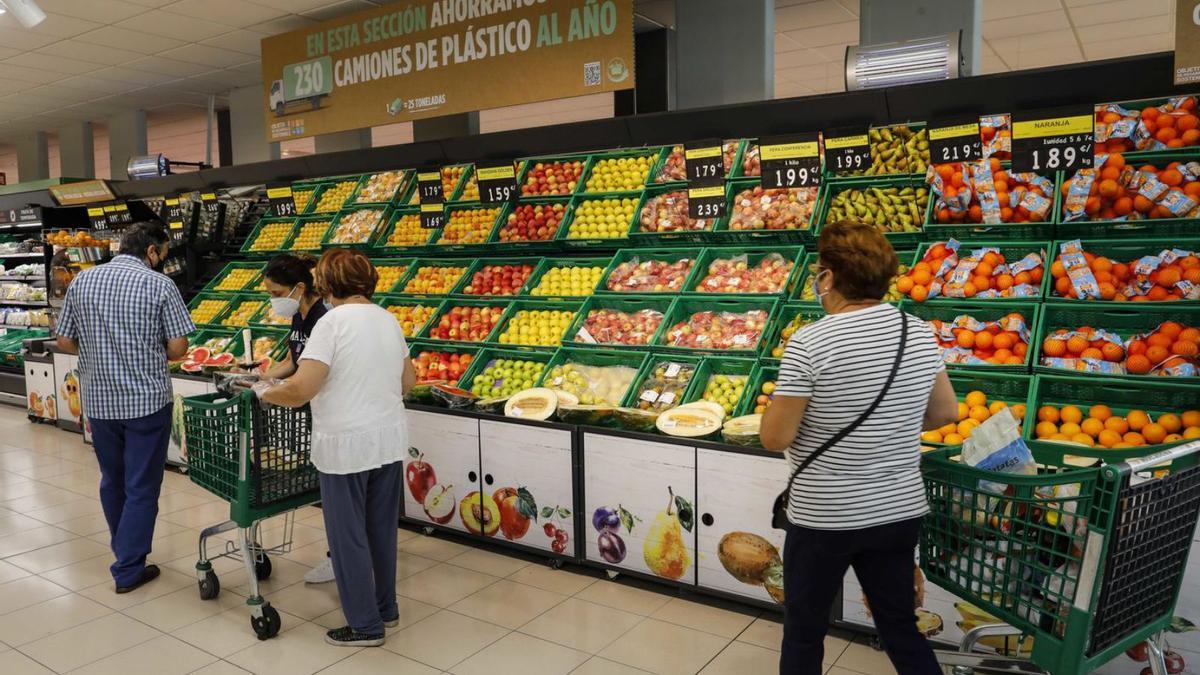Varios clientes en la sección de frutería de Mercadona. | MIGUEL ÁNGEL MONTESINOS