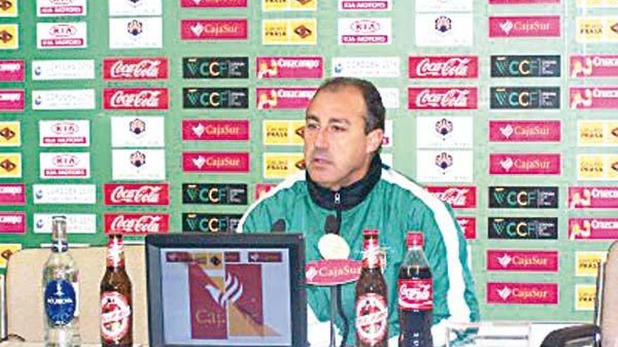 Juan Luna Eslava, durante la conferencia de prensa de ayer.