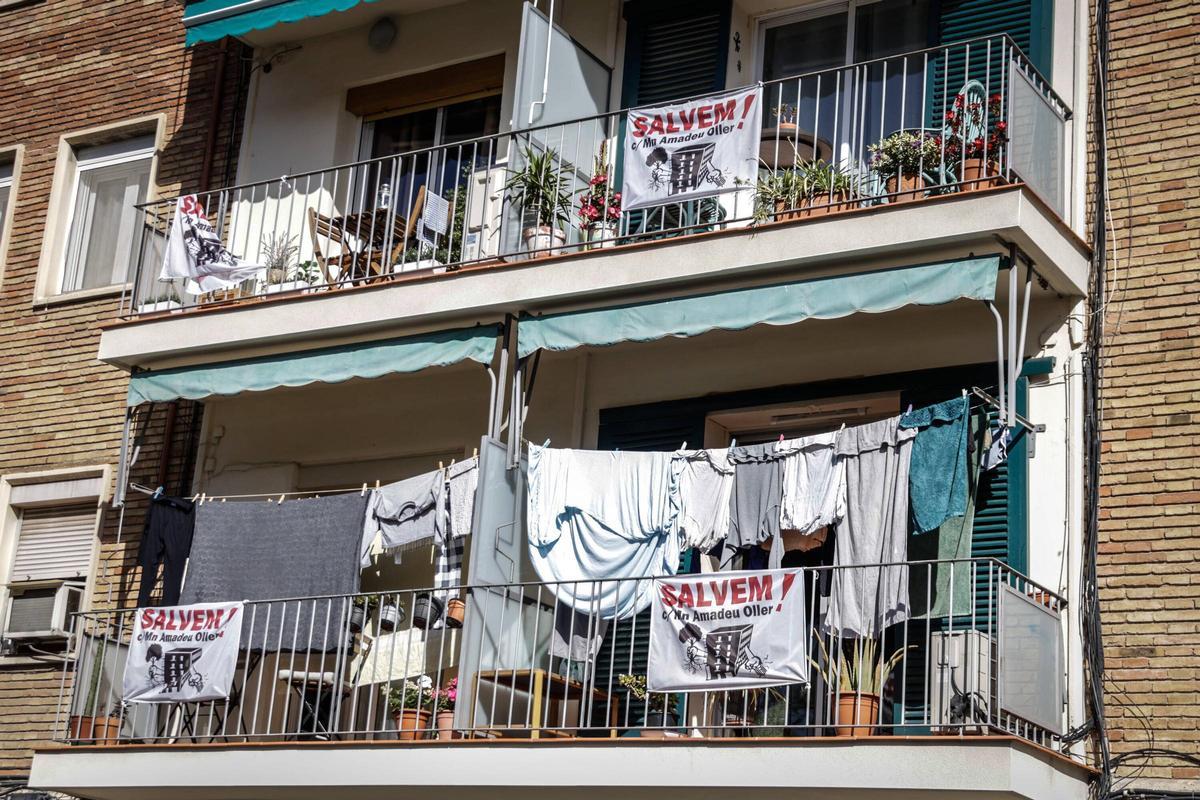 Concentración de los futuros vecinos de un bloque de viviendas de alquiler asequible pendientes de construir sobre un jardín de La Bordeta