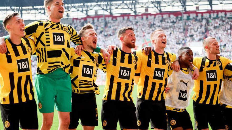 Los jugadores del Borussia Dortmund celebran la victoria ante el Augsburgo, ayer. |  // ANNA SZILAGYI