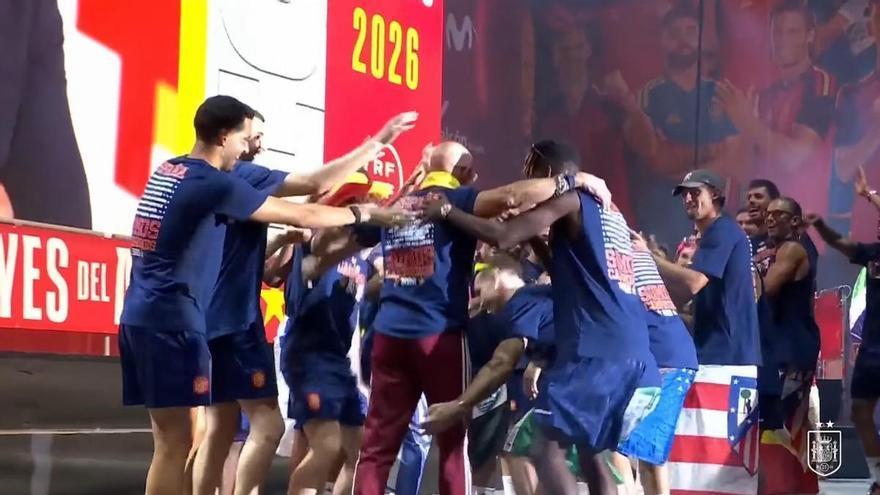 Luis de la Fuente, manteado por sus 26 jugadores en Cibeles