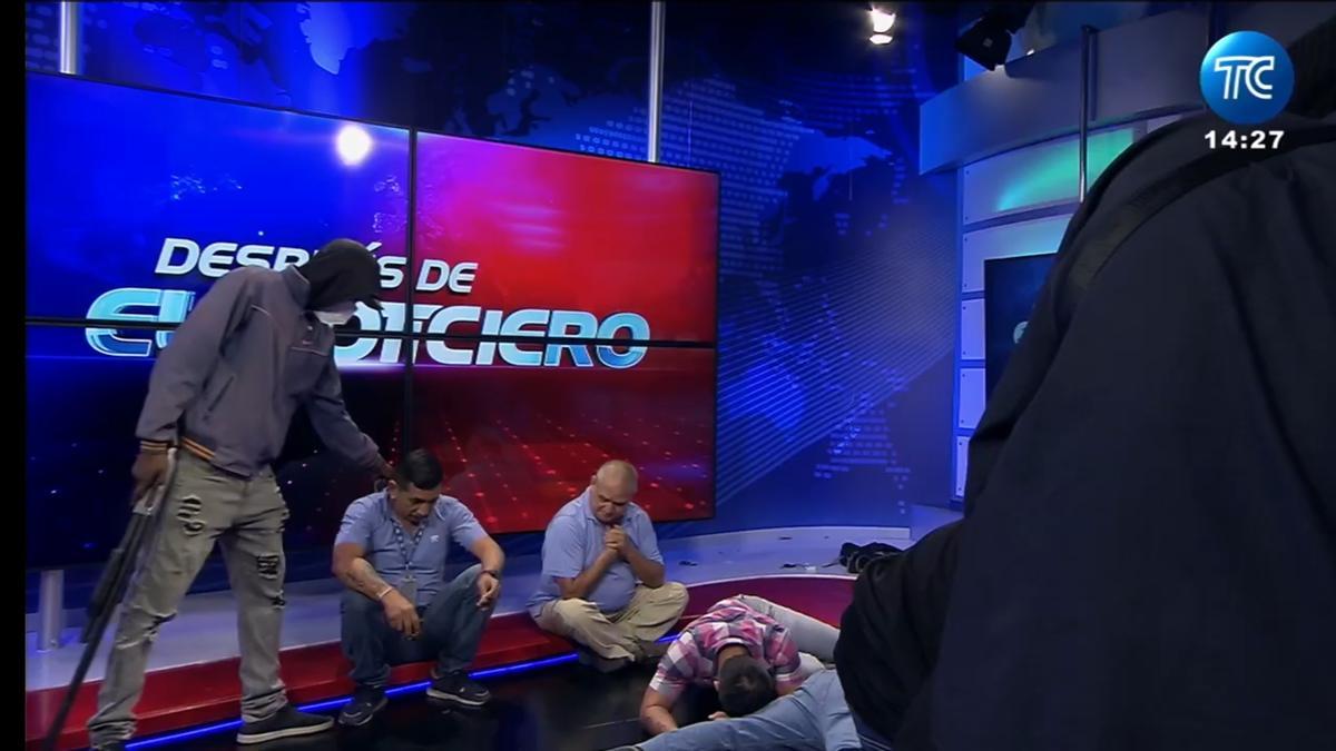 Un momento del asalto al canal de televisión de Ecuador.