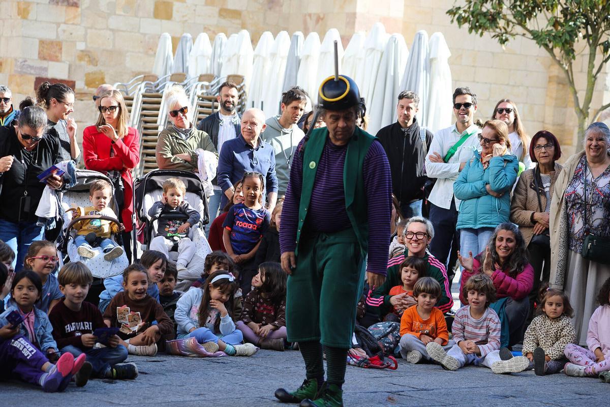 Zamora. Festival de títeres. Pumuki Circo Chisme. Plaza Mayor Zamora. Festival de títeres. Pumuki Circo Chisme. Plaza Mayor