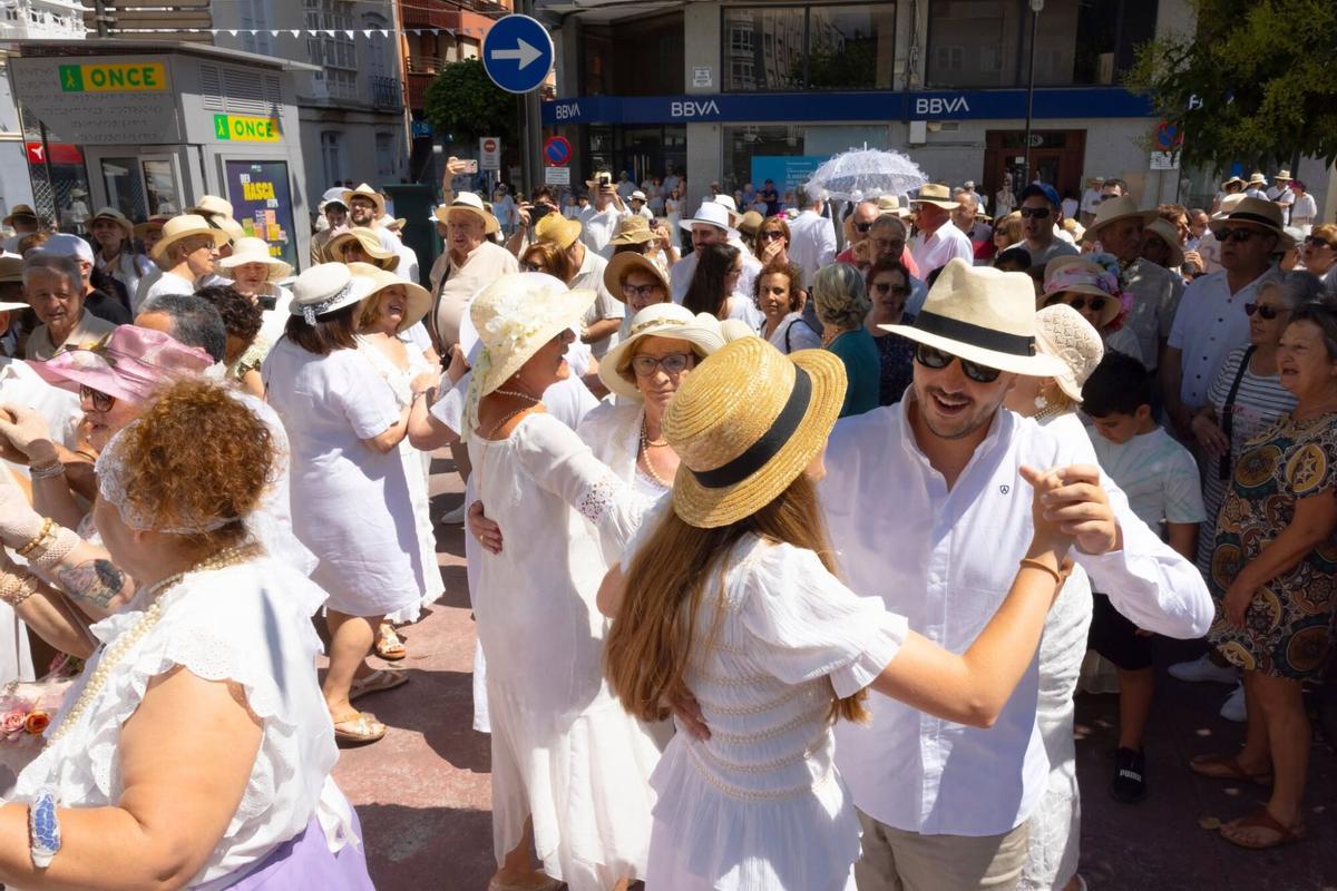 Los asistentes a esta fiesta de época, bailando con sus trajes históricos.