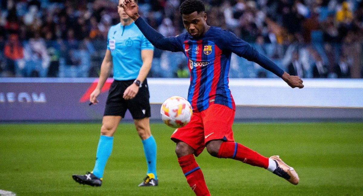 Ansu engancha el zurdazo que le dio al Barça el 1-2 en la prórroga de la semifinal de la Supercopa de España ante el Betis en Riad.