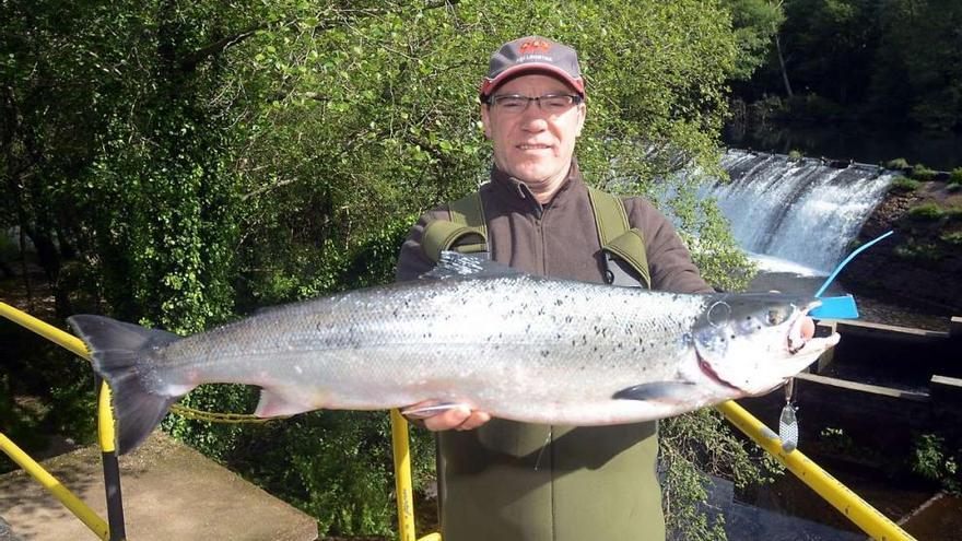 David Seoane muestra el ejemplar de 4,7 kilos con el que se abrió la temporada del salmón en el Lérez. // Rafa Vázquez
