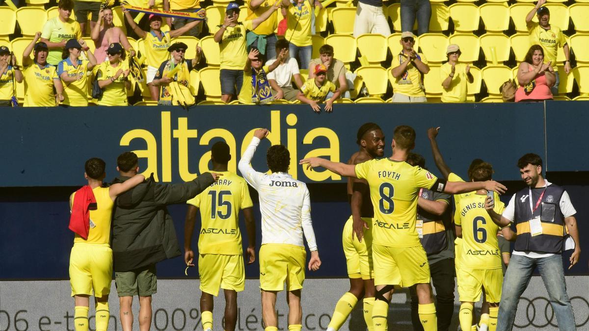 La afición del Villarreal felicitó a la plantilla tras ganar a Osasuna.