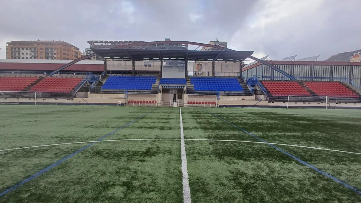 Imagen de la tribuna del Municipal d'Esports de Tavernes tras la reforma