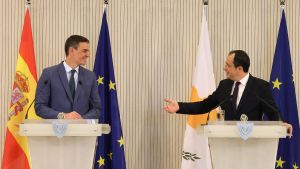 Nicosia (Cyprus), 04/04/2023.- President of Cyprus Nikos Christodoulides (R) and Spanish Prime Minister Pedro Sanchez (L) hold a joint news conference following their meeting at the Presidential Palace in Nicosia, Cyprus, 04 April 2023. (Chipre, España) EFE/EPA/KATIA CHRISTODOULOU