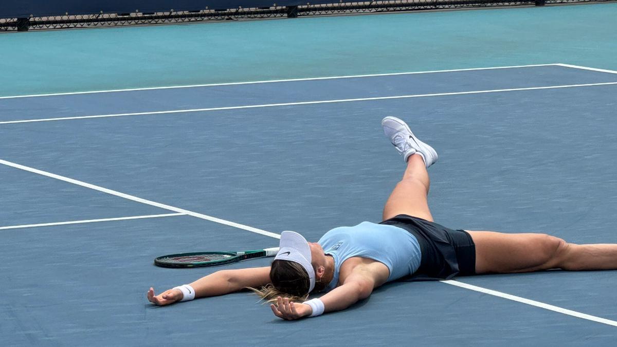 Badosa celebra el triunfo ante Tauson