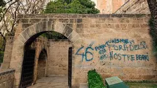 ARCA pide borrar una pintada con mensajes contra el turismo en s'Hort del Rei