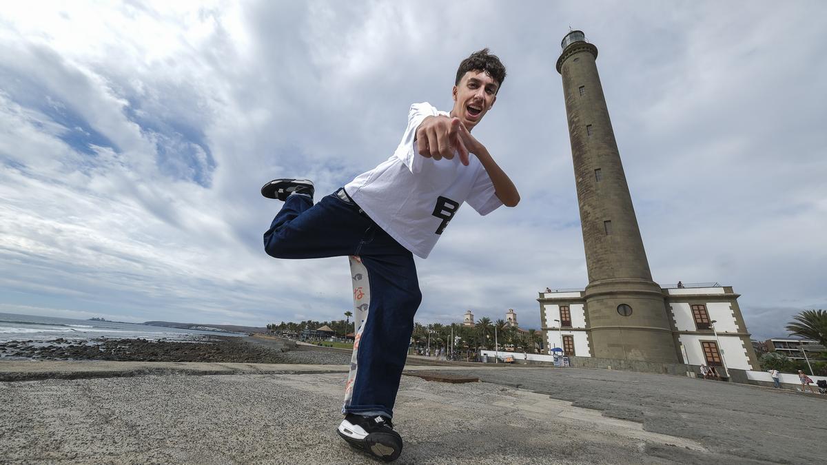 Joel Reyes junto al Faro de Maspalomas