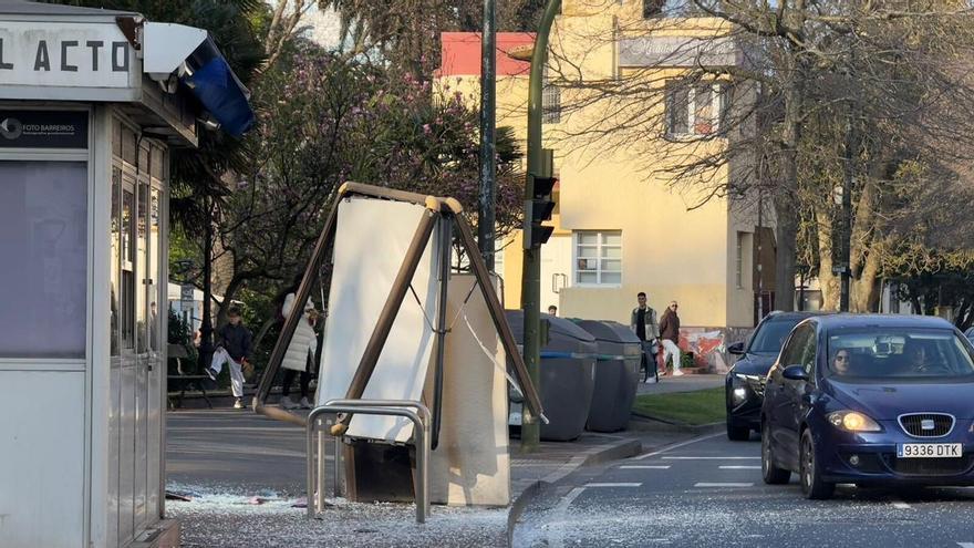 El conductor que destrozó un mupi en A Coruña, identificado y con alcoholemia penal