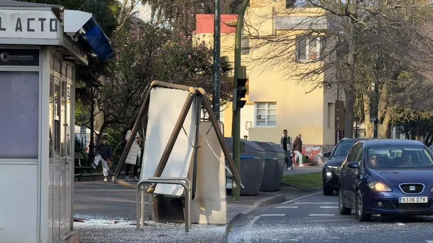 Marquesina publicitaria dañada en Alférez Provisional tras chocar un coche