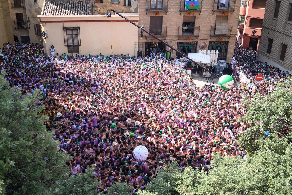 La plaza de la Catedral, en Huesca, minutos antes del chupinazo de San Lorenzo.