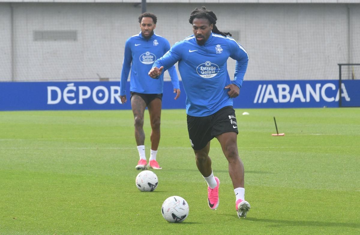 Ya vestido con la ropa de entrenamiento blanquiazul, Adama Traoré trabaja junto a sus compañeros.