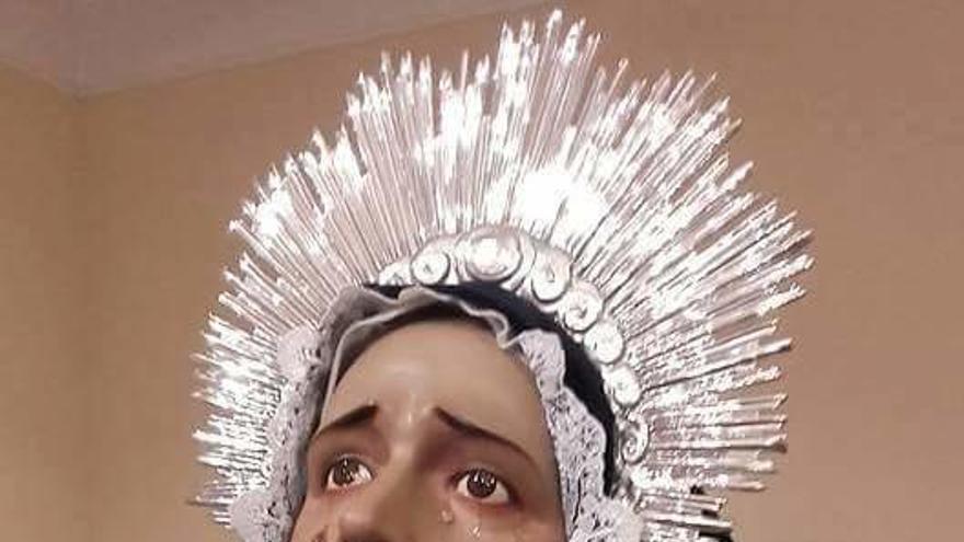 La imagen de la Virgen de la Dolorosa, con el puñal de plata antes de su robo.