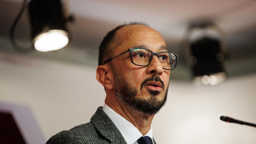 El secretario del Área Institucional y Grandes Ciudades de la CEF, Alfonso Rodríguez Gómez de Celis, durante una rueda de prensa, en la sede del PSOE en Ferraz, a 11 de marzo de 2024, en Madrid (España).