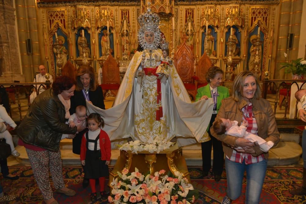 Los bebés, bajo el manto de la Fuensanta