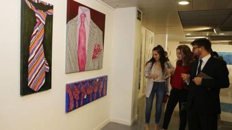 Algunas de las obras de la exposición Arte solidario.