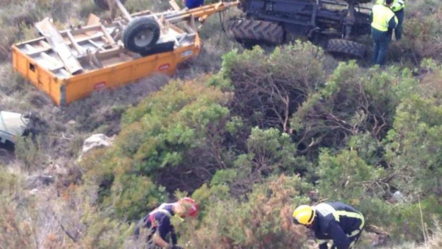 Fallece un vecino de Albocàsser al caer con su tractor a un barranco