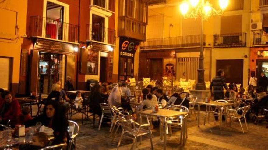 La terraza de un bar en la Plaça del Mercat de Xàtiva.