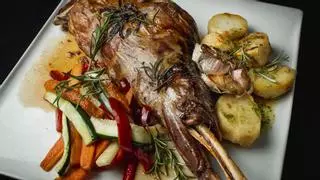 El truco del chef Dani García para que el asado de cordero no quede nunca seco y tenga la salsa perfecta