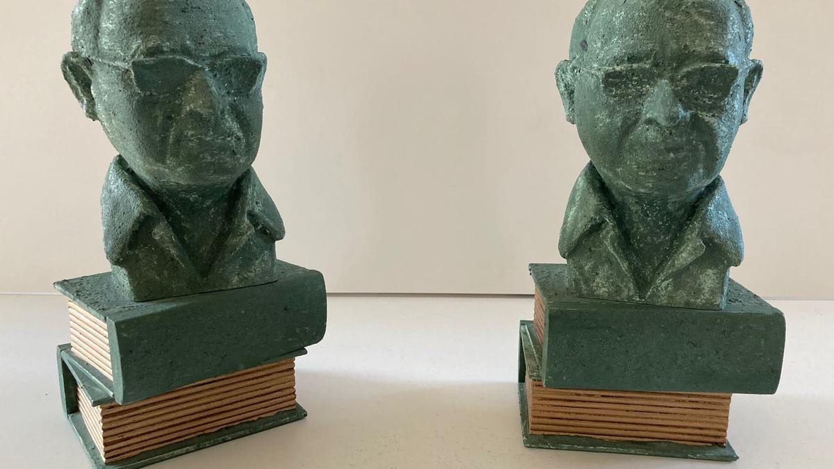 Recreación del busto de Estellés dado como premio y creado por Eduard Cortina.