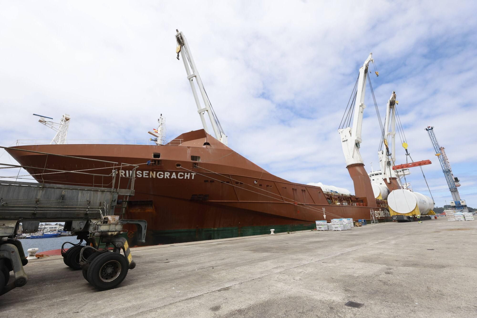 En imágenes: Así fue la carga en el Puerto de Avilés de nueve colosales depósitos de CO2 fabricados por Idesa