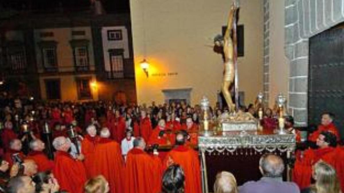 La Real cofradía del Santísimo Cristo del Buen Fin en su salida procesional del Viernes Santo, a las puertas de la ermita del Espíritu Santo, en una imagen de archivo