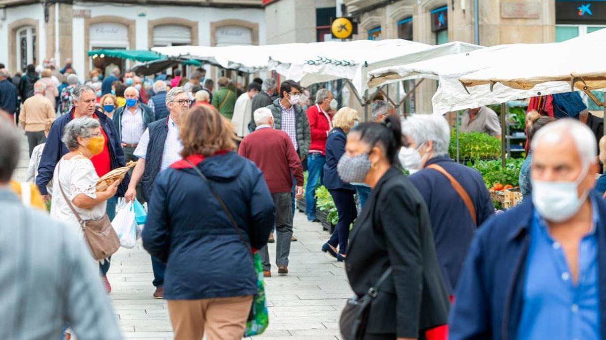 Asistentes, con mascarilla, a la tradicional feria de Betanzos