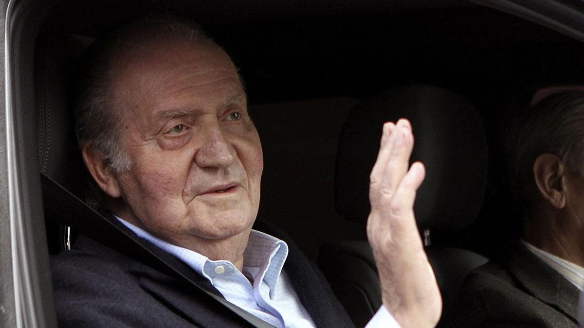 El rey Juan Carlos saluda a su salida de la clínica La Milagrosa, tras recibir el alta hospitalaria seis días después de su ingreso para ser operado de dos hernias discales, en marzo del 2013.