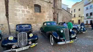 La elegancia de los coches clásicos y Mérida, una triunfante combinación