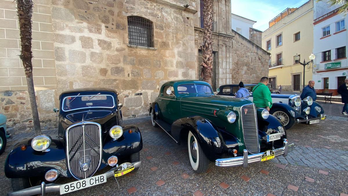 Tesoros del automovilismo enamoran a los emeritenses.