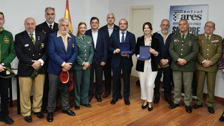 De izquierda a derecha, José Manuel Fernández Iglesias, de la COE 71; César García, presidente de la Asociación de Veteranos COE 72 de Gijón; Francisco Tazón, presidente de la asociación ARES; Francisco Ruiz, delegado en Asturias de la Hermandad de Veteranos Regulares de Melilla; Susana de Miguel, delegada en Asturias de la Asociación de Guardias Civiles Retirados; Carlos Orueta Lueje, capitán de navío de la Armada en la reserva; el coronel retirado Vicente Bravo Corchete ; Álvaro Faes, jefe de la sección de Oviedo de LA NUEVA ESPAÑA; Carolina Díaz, directora del Asturias HUB Defensa; Javier García, presidente de la Hermandad de Antiguos Caballeros Legionarios; Benigno Maújo, delegado de ARES en Asturias; Jesús Pina Rodríguez, jefe de reclutamiento en Asturias, y la concejala socialista Natalia Sánchez Santa Bárbara. | MARIO CANTELI