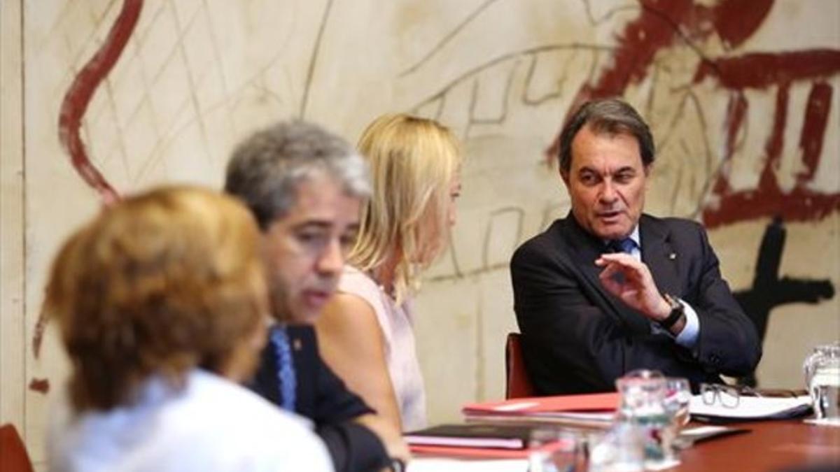 Mas dialoga con Munté, antes del inicio del Consell Executiu, ayer, en el Palau de la Generalitat
