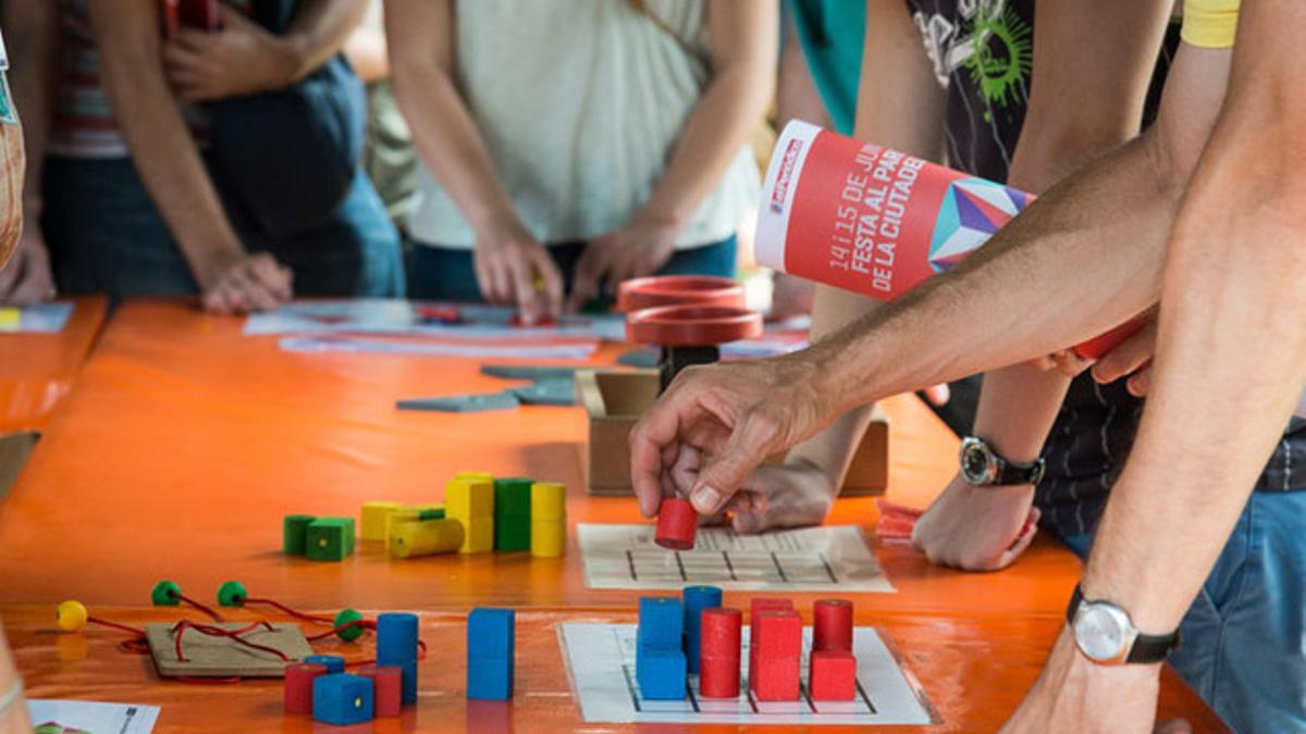 Juegos interactivos. Un grupo de ciudadanos participan en una actividad relacionada con el ámbito científico y tecnológico.