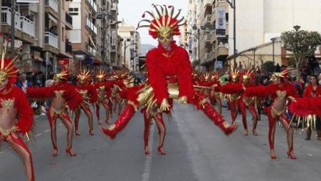 El Carnaval de Águilas ofreció ayer momentos muy vistosos durante su primer desfile de unas fiestas que son un referente en toda la Región.