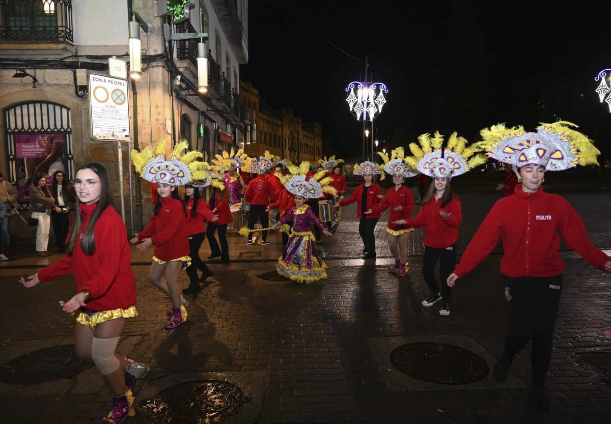 Primeras comparsas que desfilaron por la ciudad. | RAFA VÁZQUEZ
