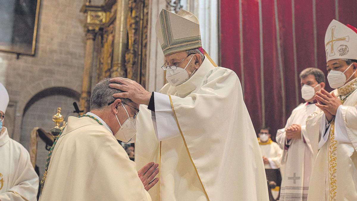 El exobispo de Zamora, Juan María Uriarte, durante la imposición de manos a Valera, ayer en la Catedral.